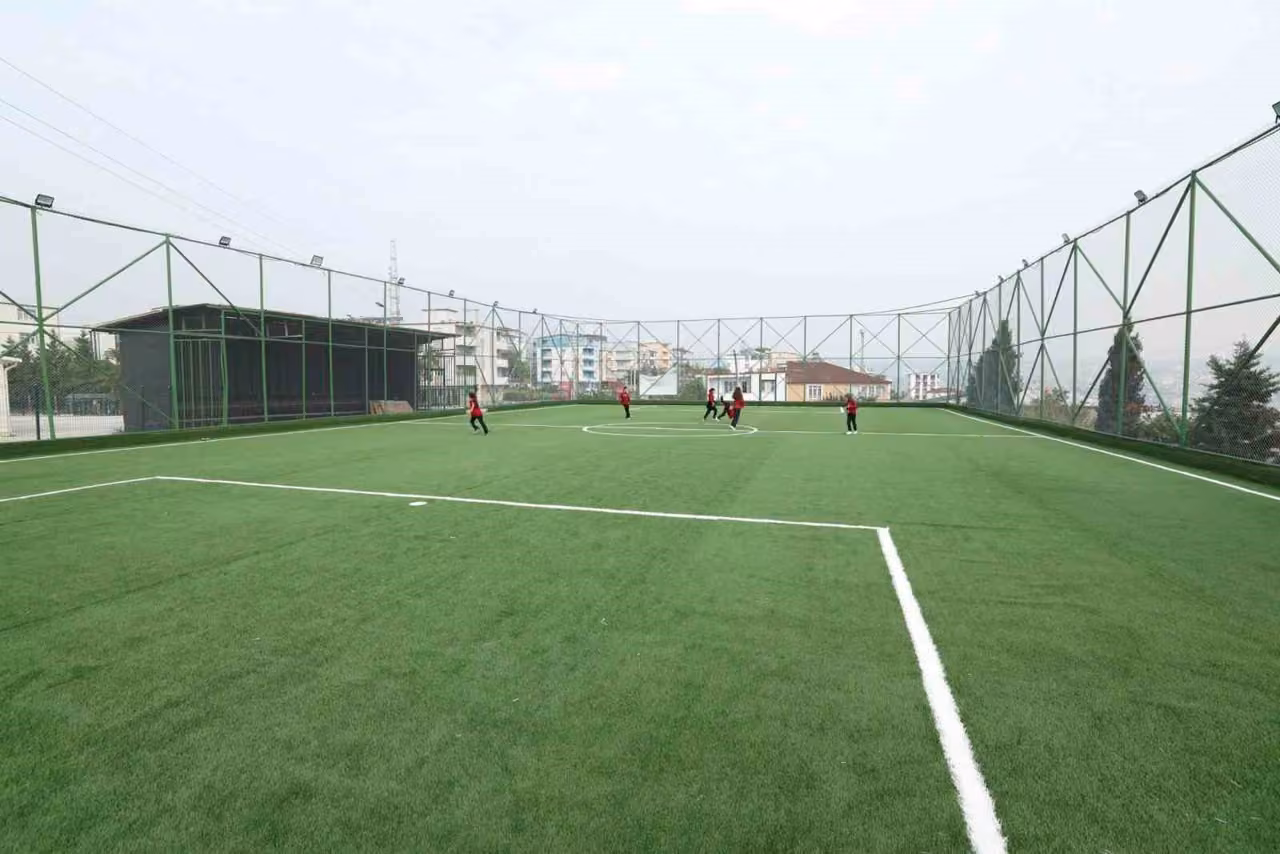 Diliskelesi’nde park ve halı saha yenileme çalışmaları sürüyor