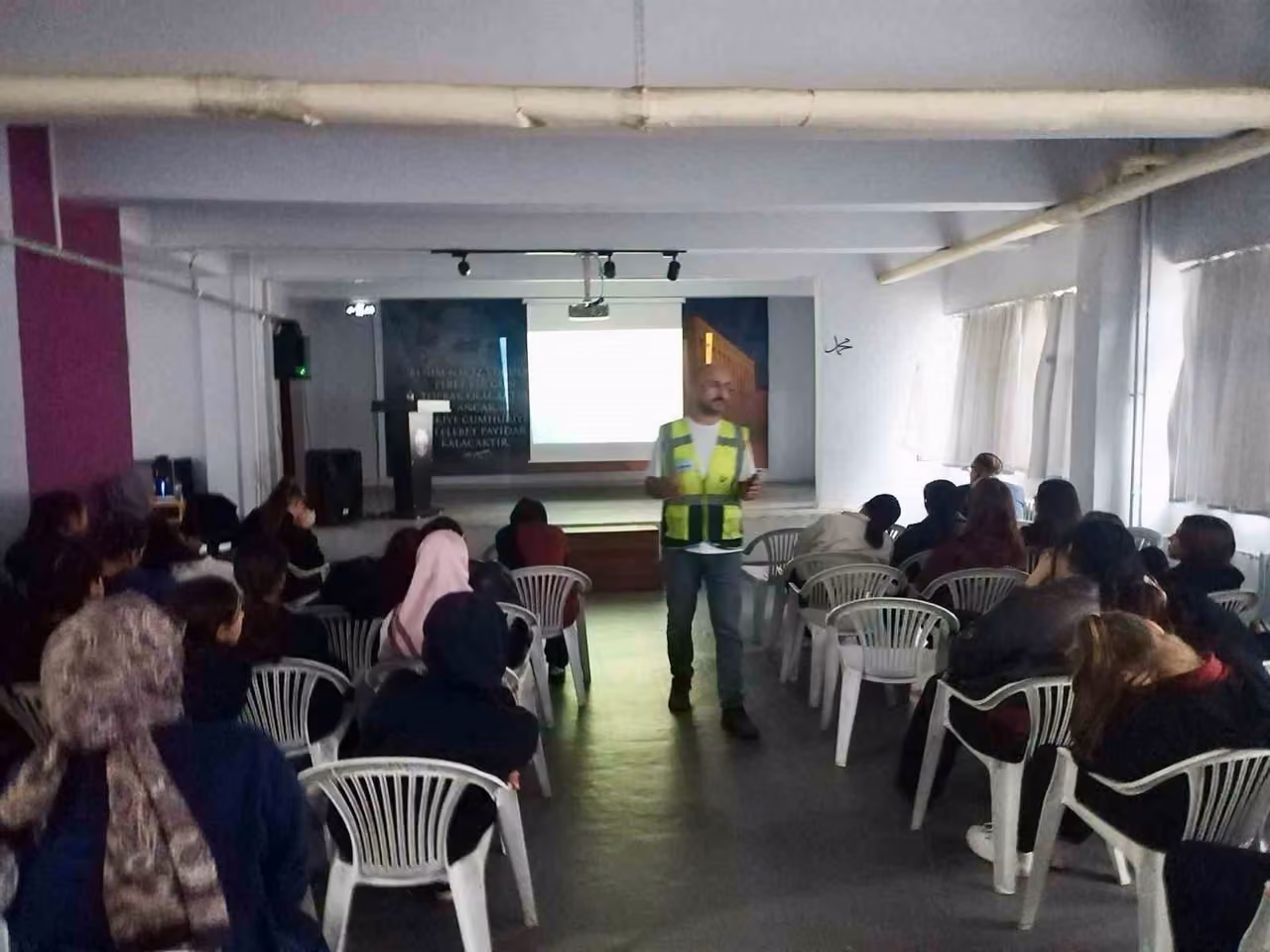 Meslek lisesi öğrencilerine iş sağlığı ve güvenliği eğitimi