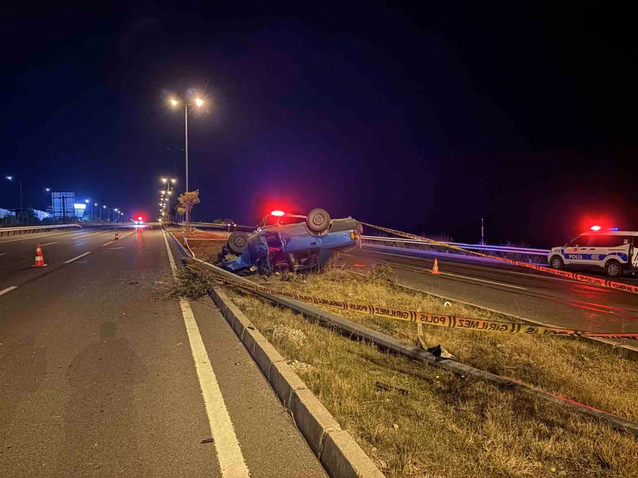 Kayseri’de aydınlatma direğine çarpan otomobil takla attı: 2 ağır yaralı