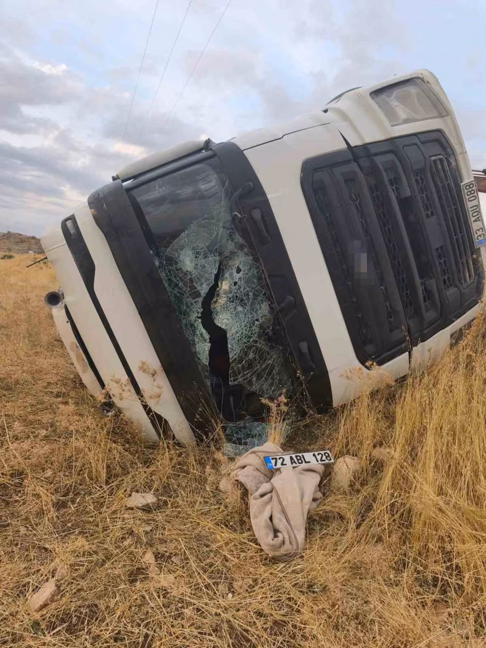 Siirt’te kamyon devrildi: 1 yaralı
