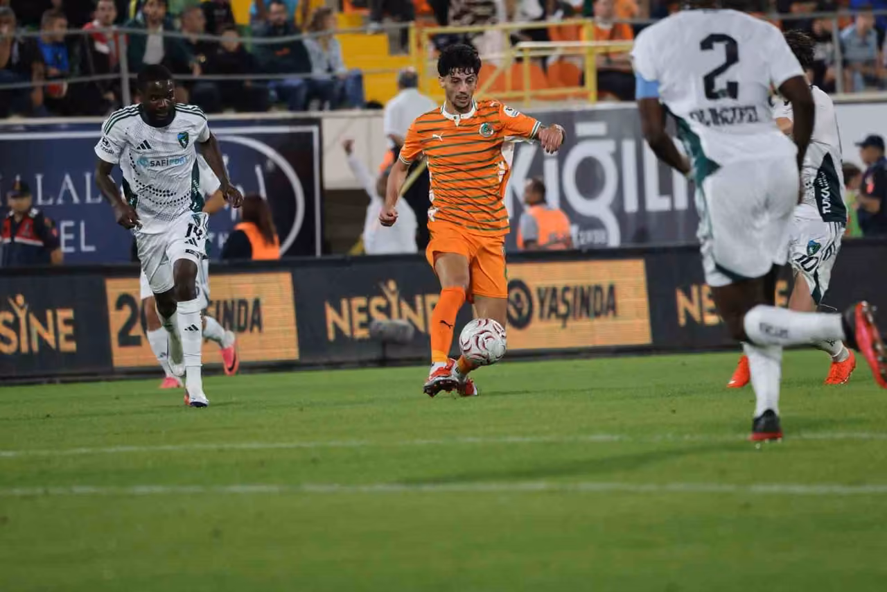 Trendyol Süper Lig: Corendon Alanyaspor: 1 - Kocaelispor: 2 (Maç sonucu)