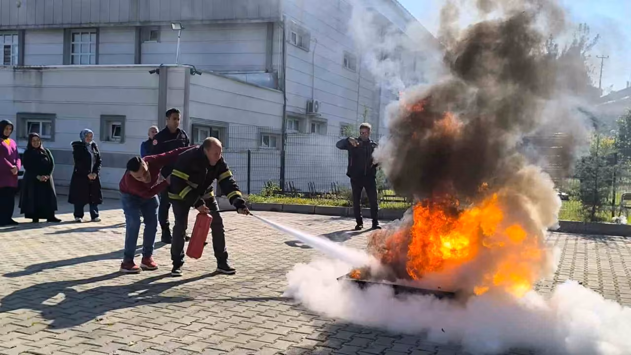 Vezirköprü’de personele yönelik yangın söndürme eğitimi ve tatbikatı