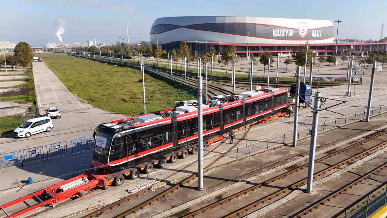 12 yeni tramvaydan dördüncüsü Samsun’a ulaştı