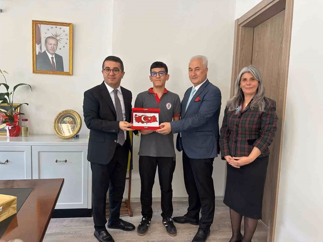 Yere düşen Türk bayrağını öpüp başına koyan liseli öğrenciye makamda kabul