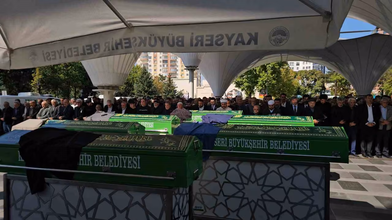 Kayseri’de kazada hayatını kaybeden 3 kişi son yolculuklarına uğurlandı