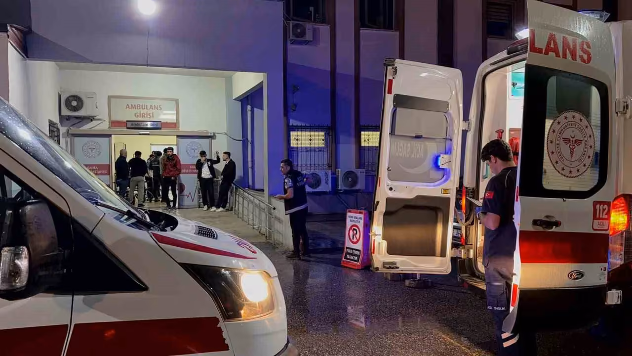 Elektrik işçilerine araç çarptı: 1’i ağır 2 yaralı