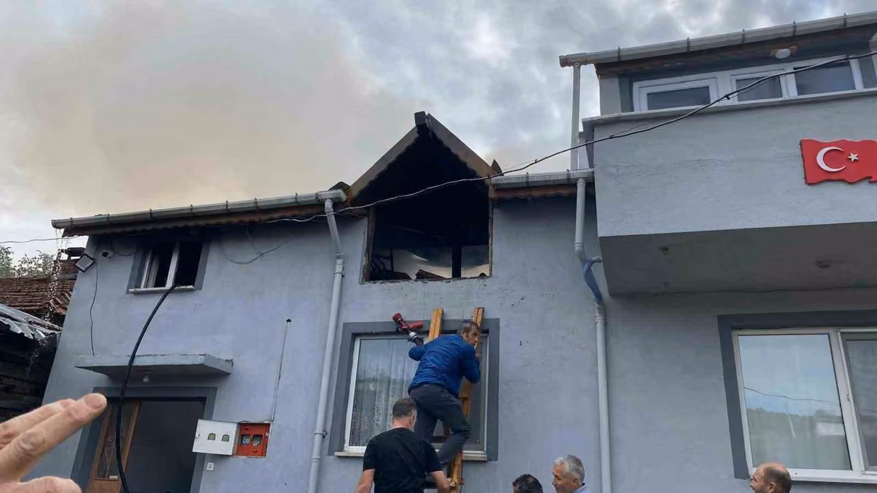 Bilecik’te kaynak kıvılcımları benzine sıçradı, yangın çıktı