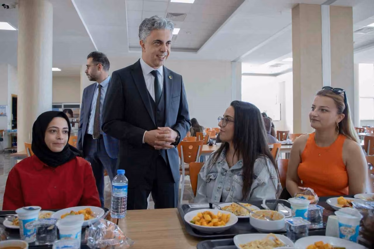 EBYÜ Rektörü Kuyrukluyıldız öğrencilerle bir araya geldi