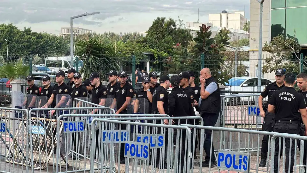 Mersin’deki operasyonda 3 başkanla birlikte 59 şüpheli adliyeye sevk edildi