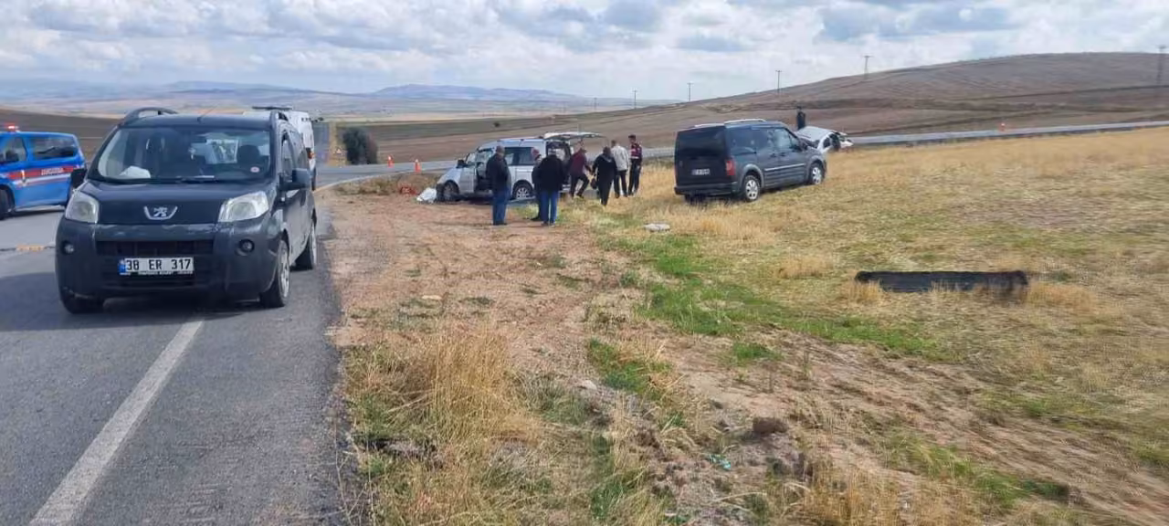 Kayseri’de hafif ticari araçla otomobil çarpıştı: 1 ölü, 3 yaralı