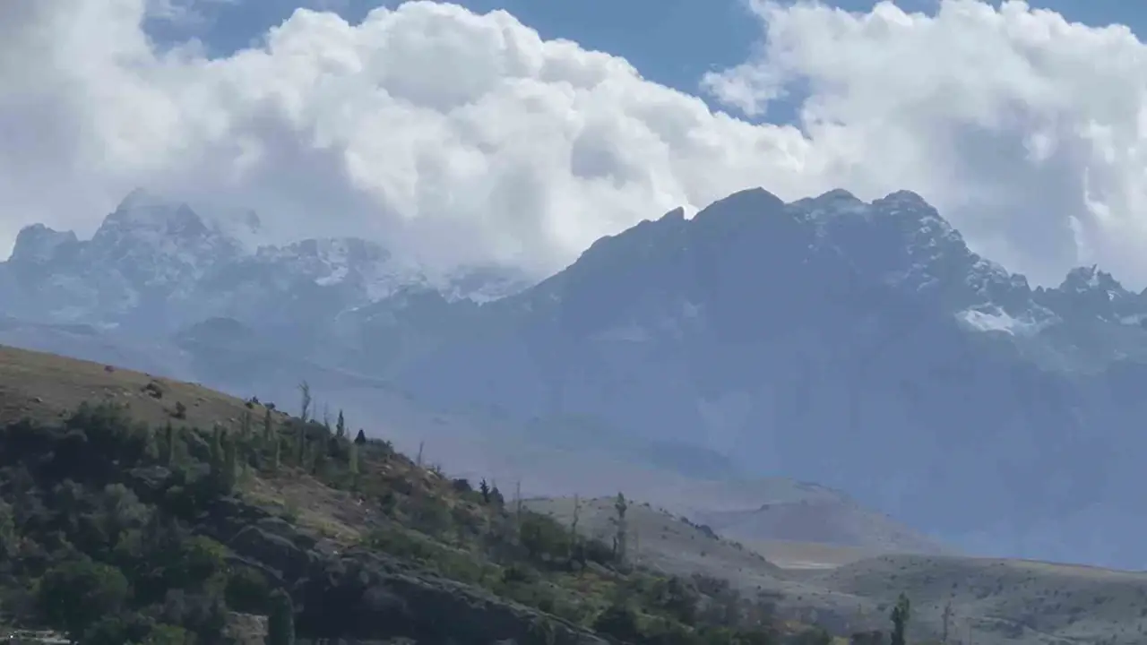 Aladağlar’a mevsimin ilk karı yağdı