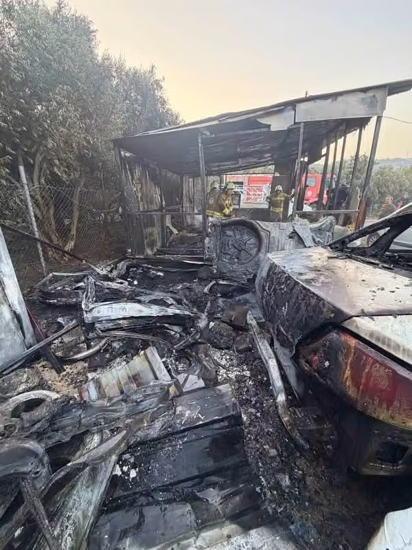 Samandağ’da kulübede başlayan yangında galerideki 3 araç zarar gördü