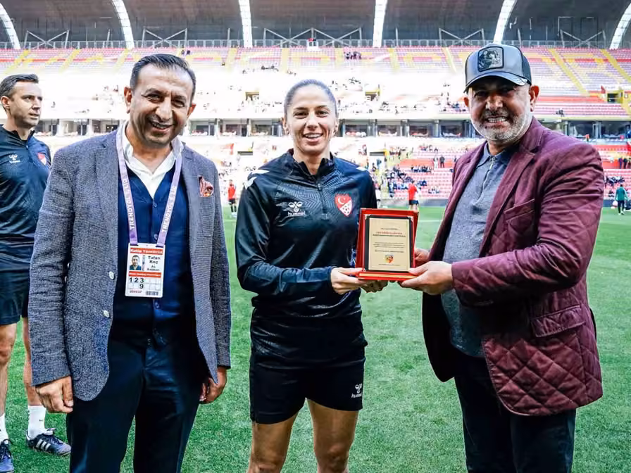 Kayserispor’dan hakem Asen Albayrak’a çiçekli destek