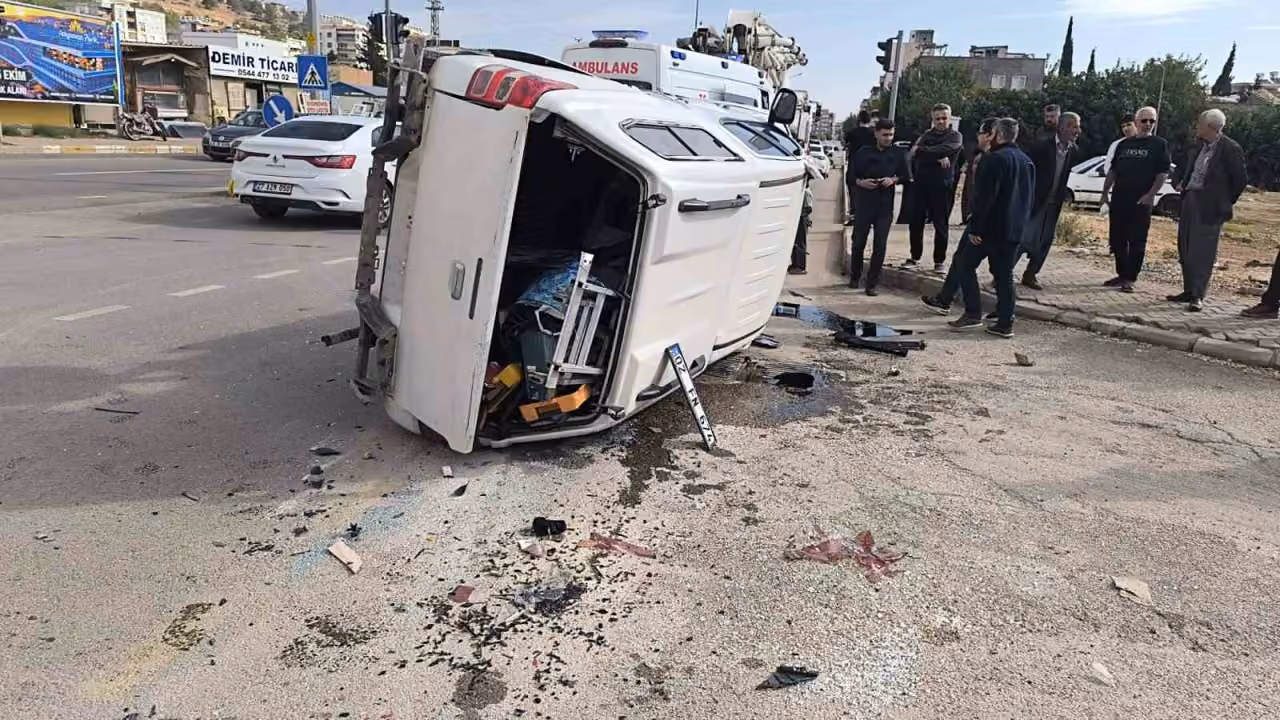 Adıyaman’da otomobil ile kamyonet çarpıştı: 3 yaralı