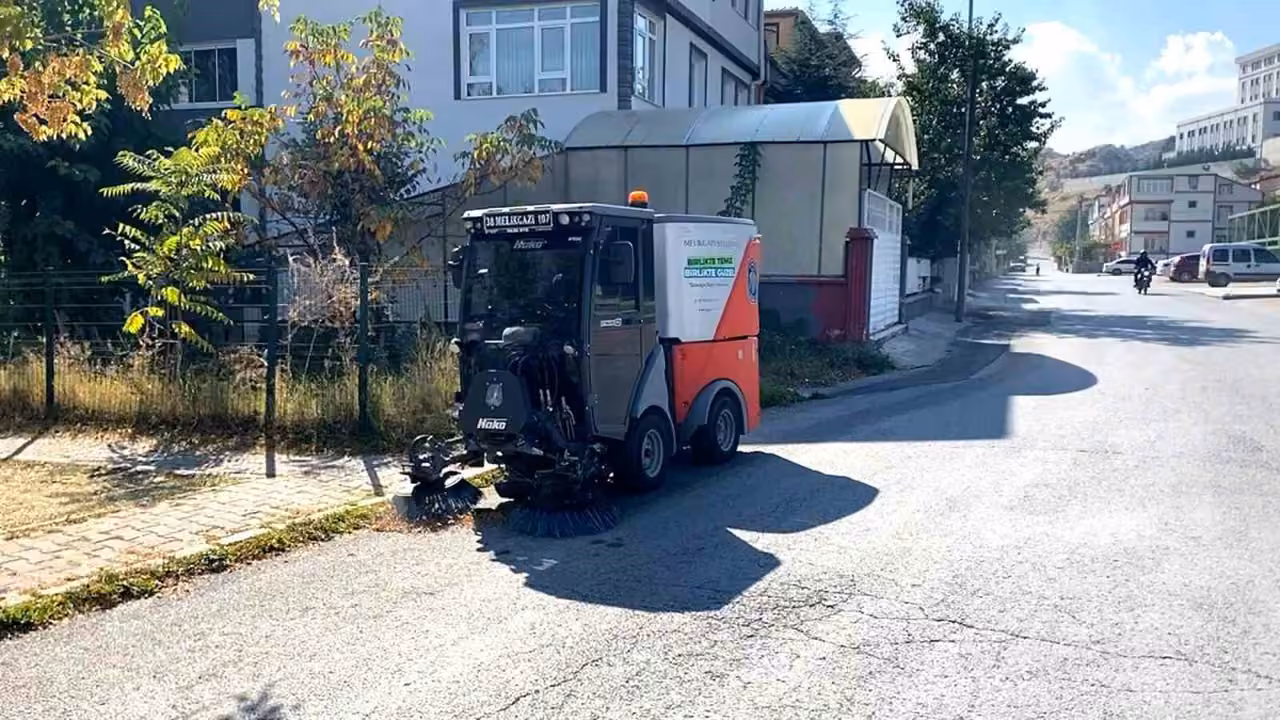 Melikgazi’nin temizlik ekipleri mahallelerde sonbahar temizliğine başladı