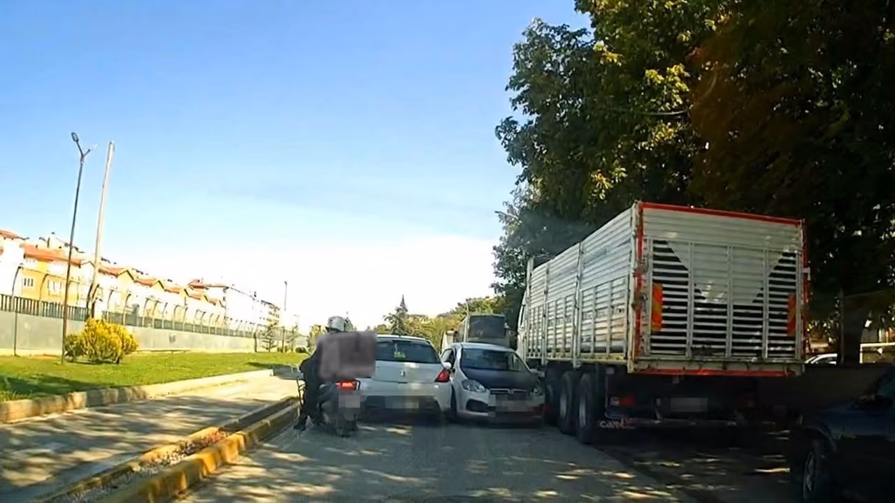 Sürücülerin zor anları: Sokakta ters yöne girdi, kaza ramak kala önlendi