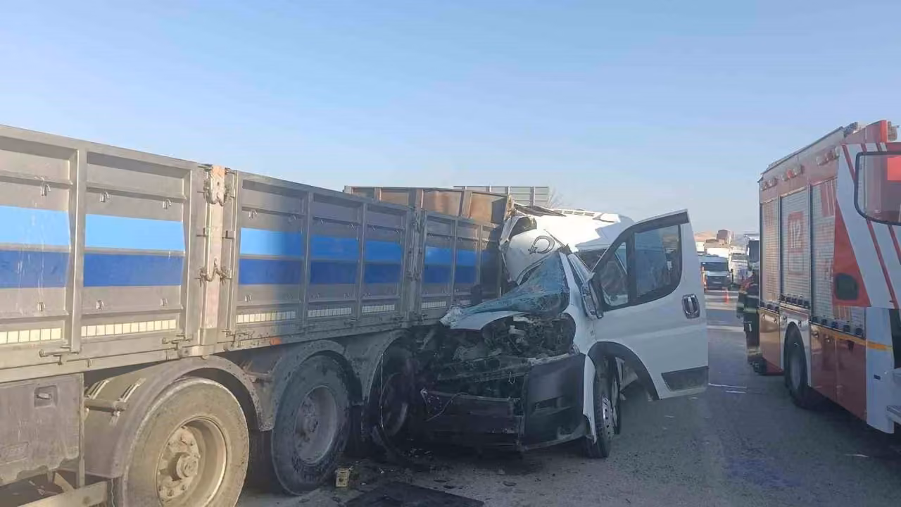 Tıra çarpan minibüs hurdaya döndü: 1 yaralı