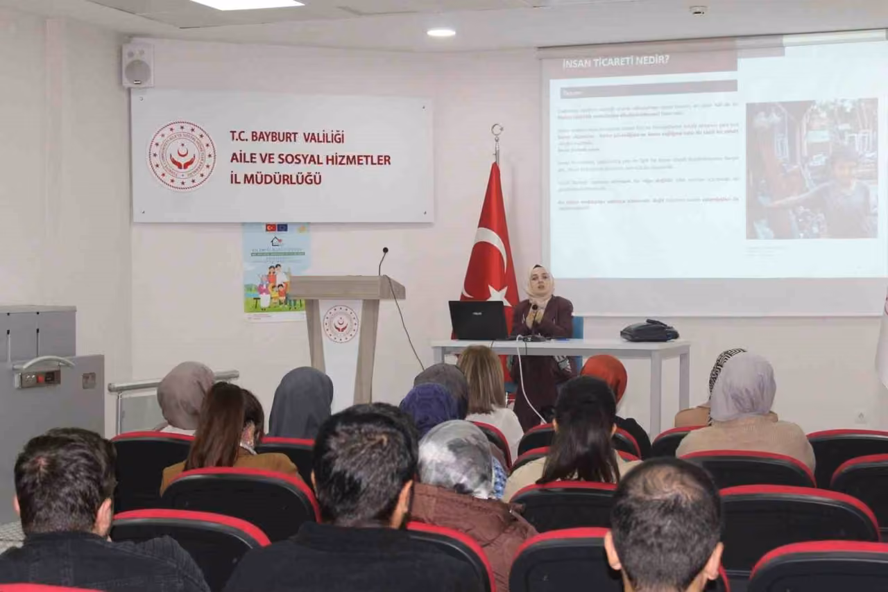 Sosyal hizmet personeli insan ticaretiyle mücadele konusunda bilgilendirildi