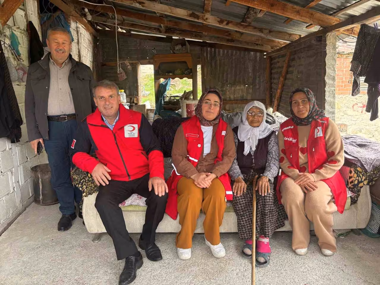 Kızılay’dan çocuklara oyuncak ve giysi yardımı