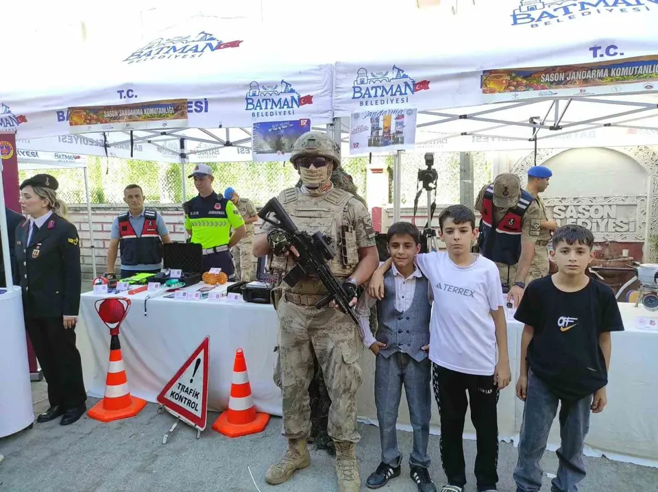 Sason’daki festivalde jandarma standına yoğun ilgi