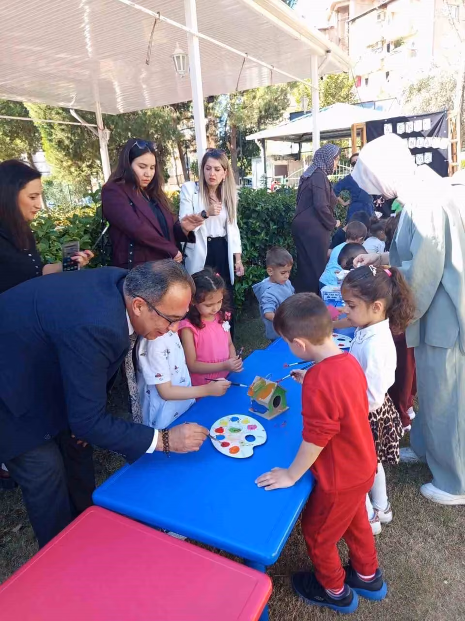 Efeler’de minik eller kuşlar için yuva yaptı