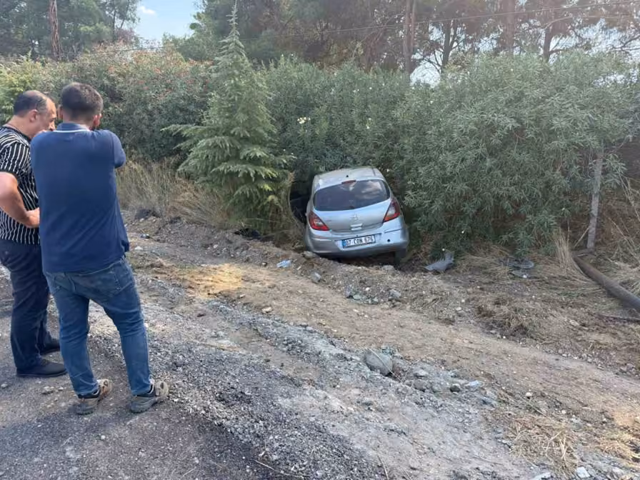 Serik’te kontrolden çıkan otomobil şarampole yuvarlandı