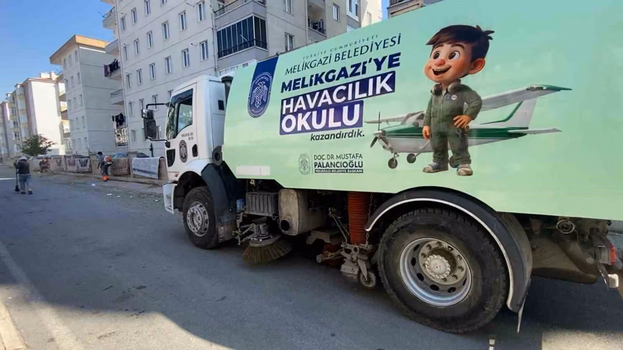 Melikgazi’nin temizlik ekipleri mahallelerde sonbahar temizliğine başladı