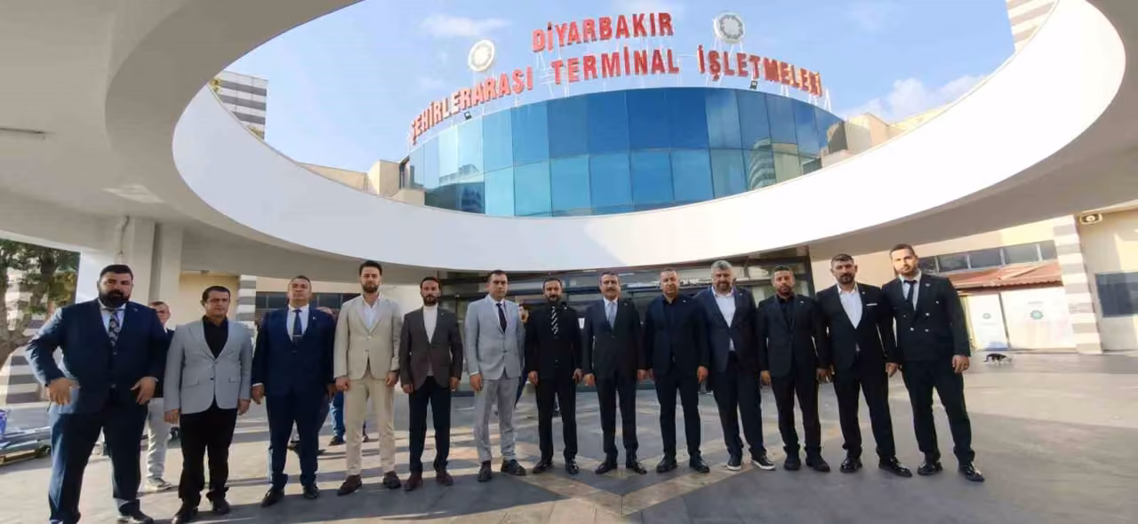 MHP Diyarbakır İl Başkanı Özcoşkun, otobüs terminalinde esnafla bir araya geldi