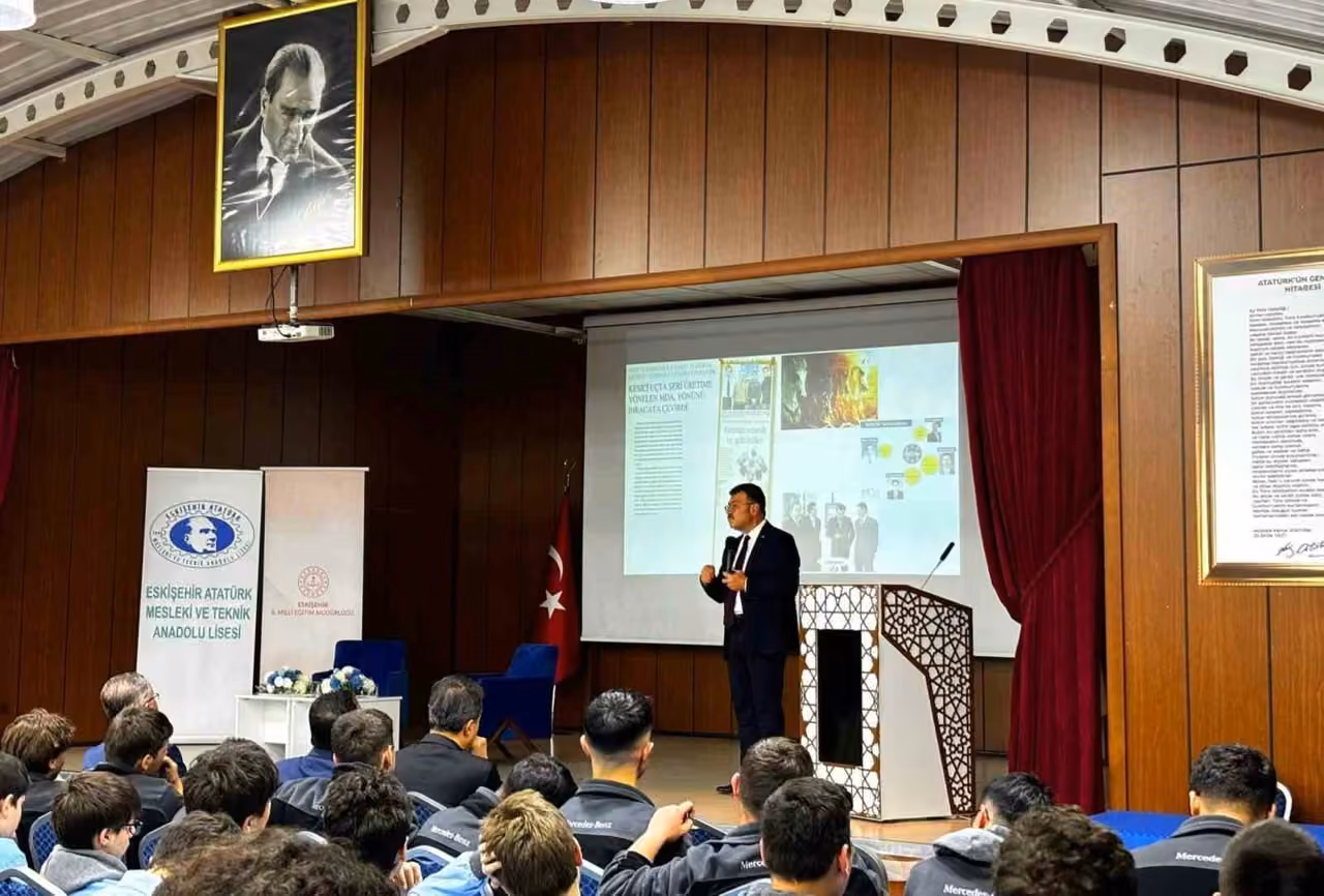 Mezun olduğu okulda öğrencilerle buluştu