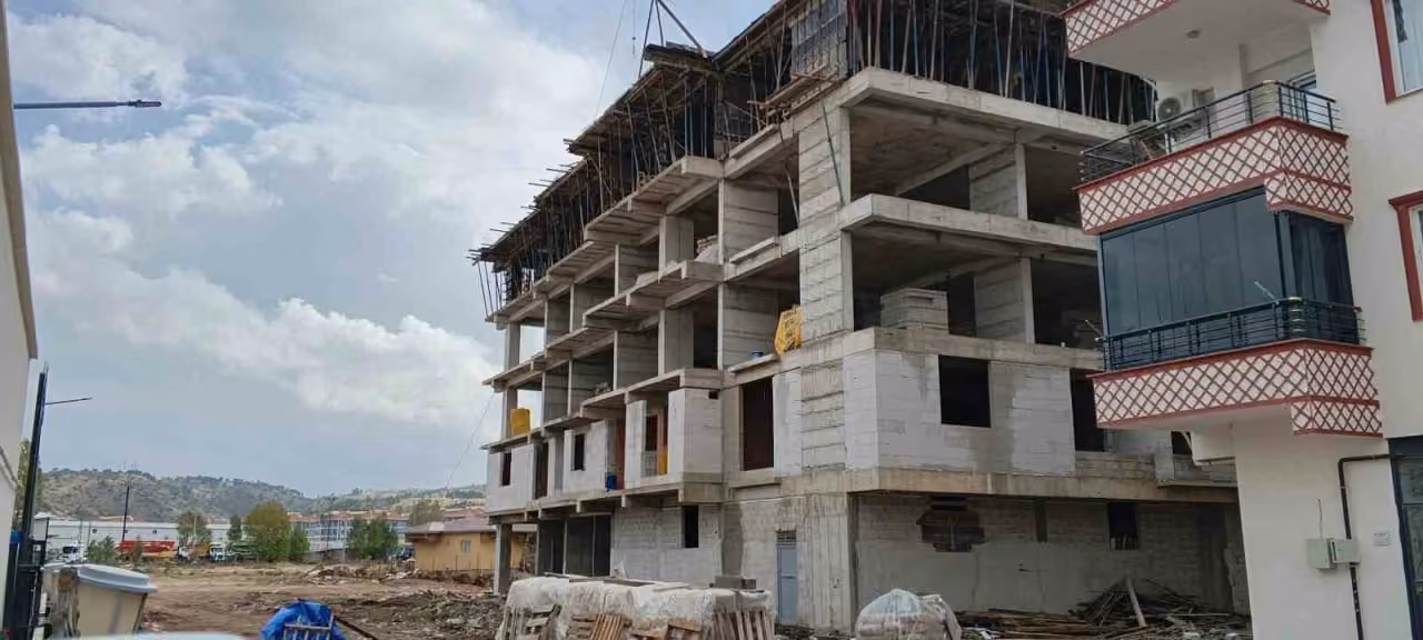 İnşaattan düşen işçi ağır yaralandı
