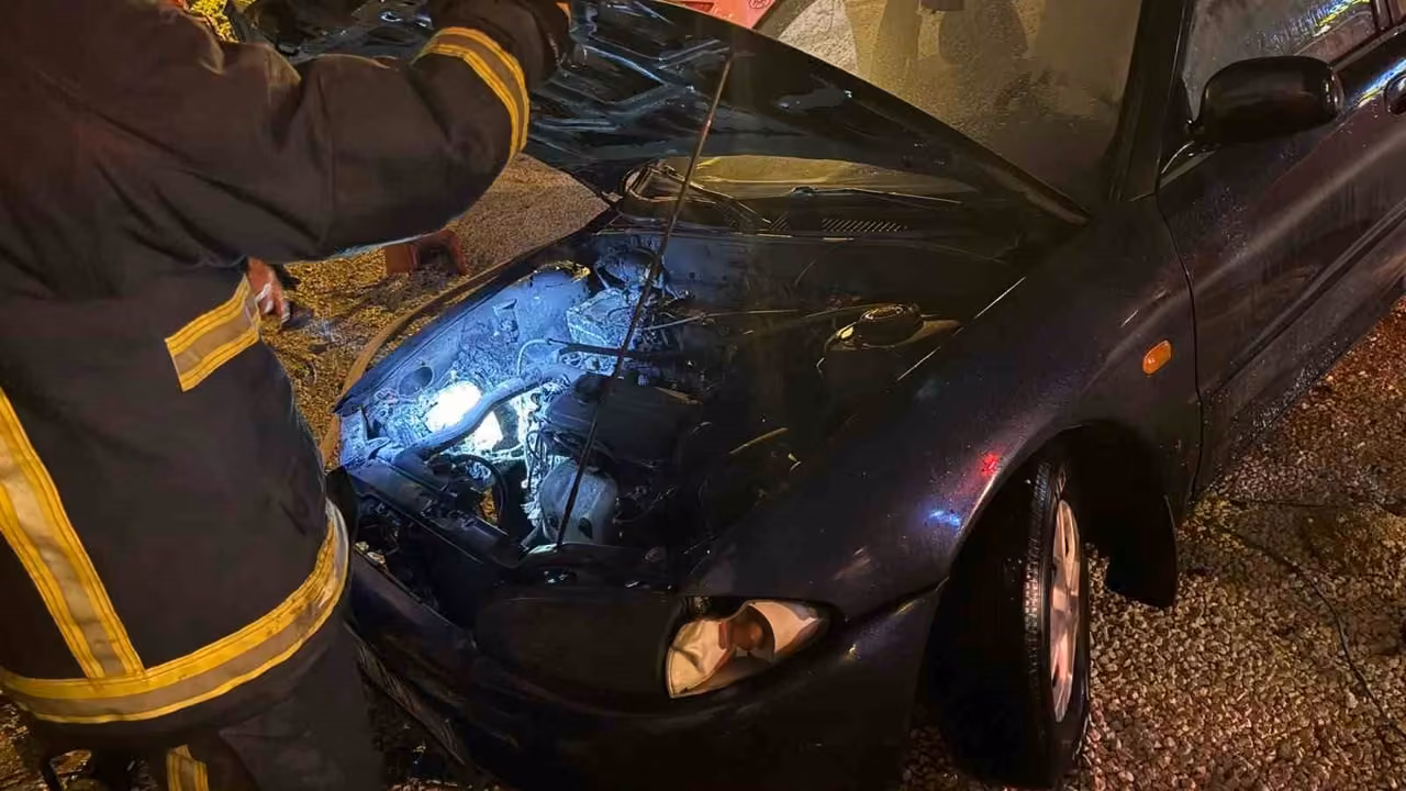 Manavgat’ta park halindeki otomobilin motoru alevlere teslim oldu