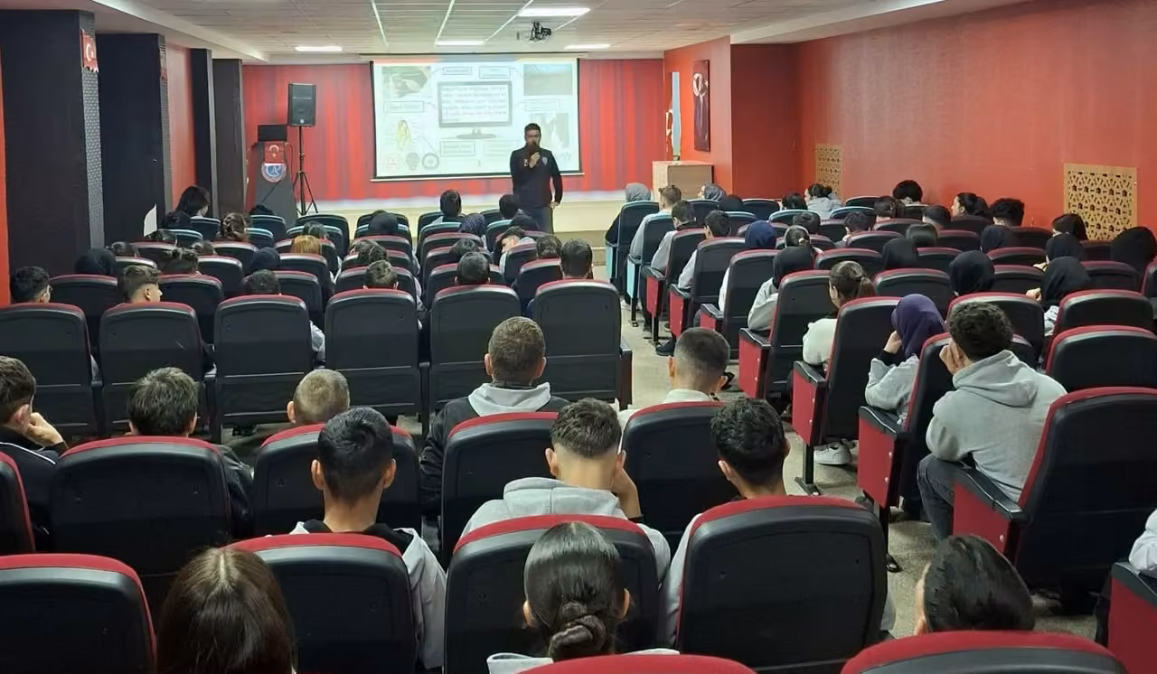 Erzurum polisi okullarda: Hem fiziksel hem dijital dünyada güvenlik eğitimi