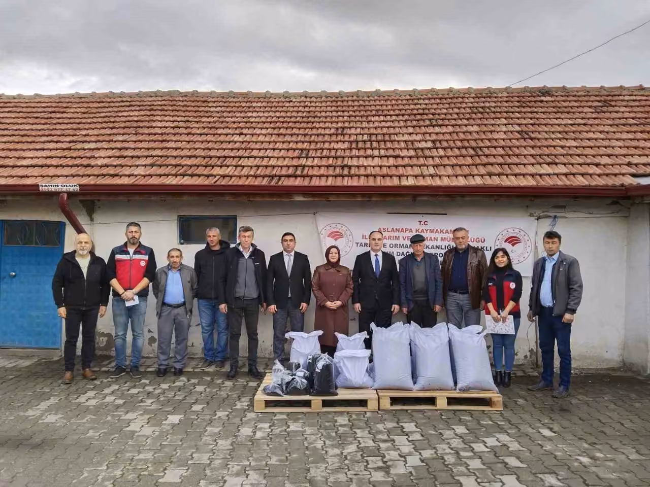Aslanapa’da 8 üreticiye yüzde 50 hibeli çörekotu tohumu desteği