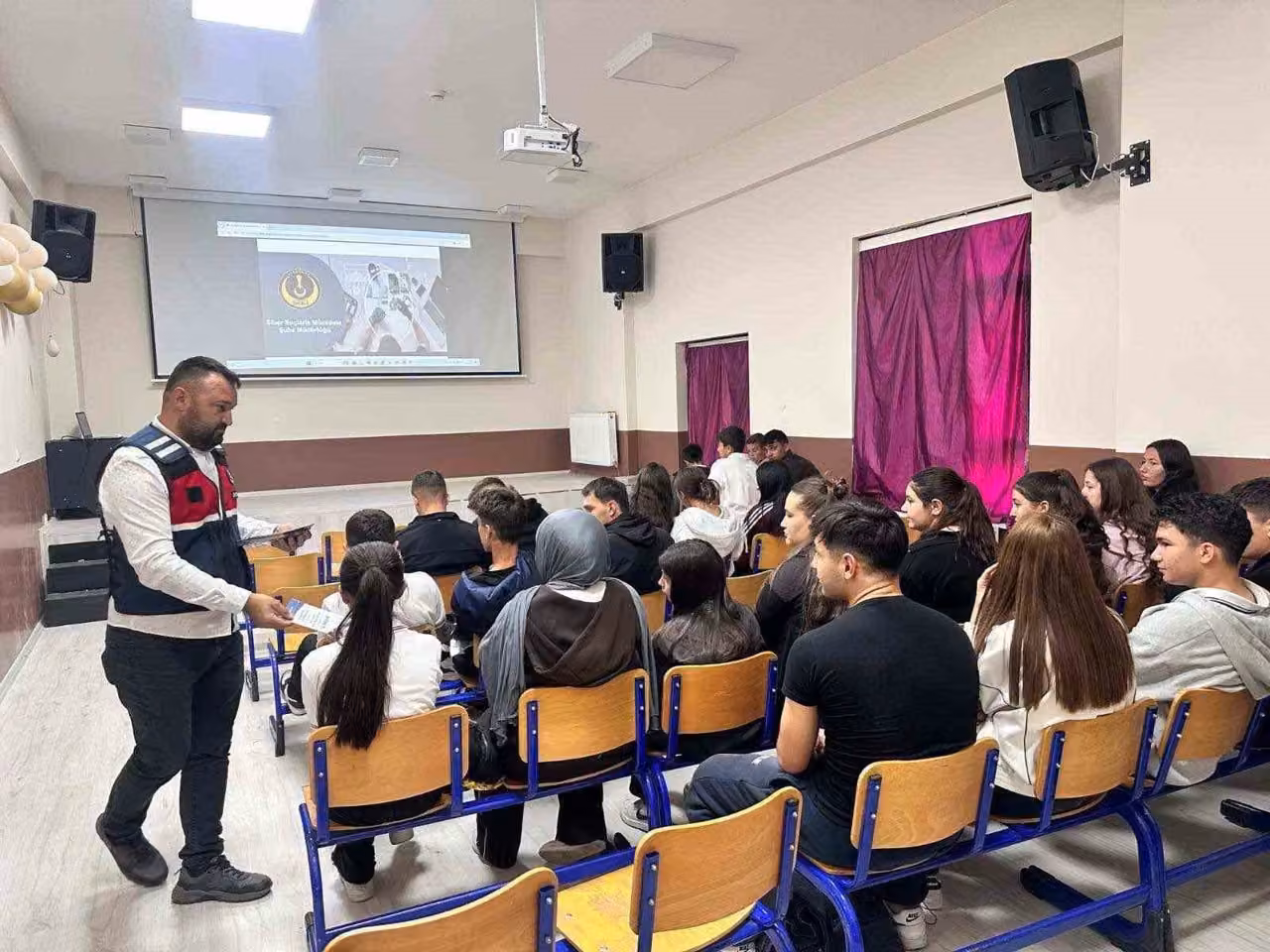 Jandarmadan öğretmen ve öğrencilere siber güvenlik eğitimi