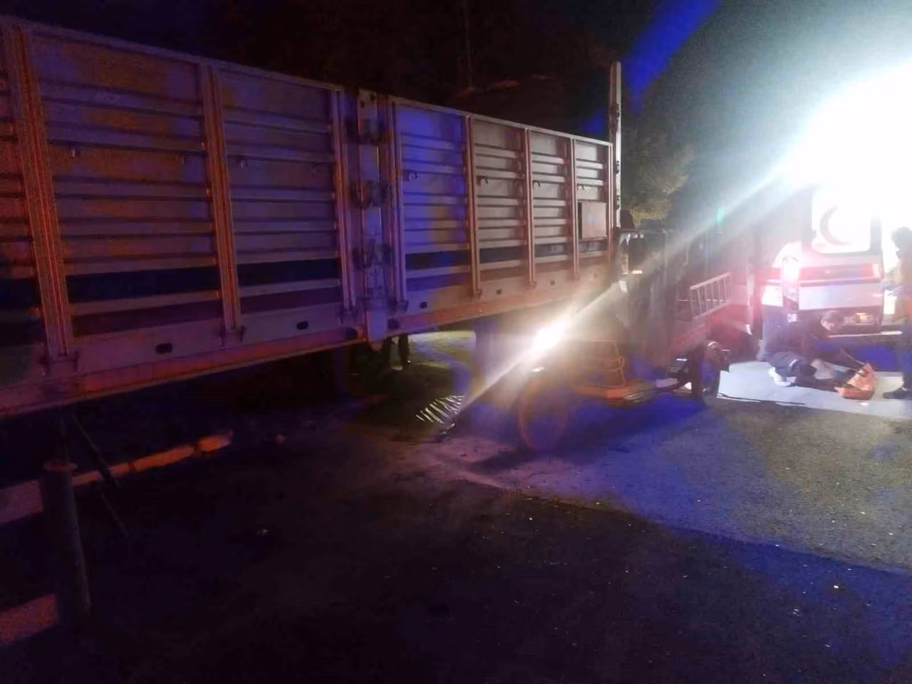 Üç tekerlekli motosiklet park halindeki yarı römorka çarptı: 1 yaralı
