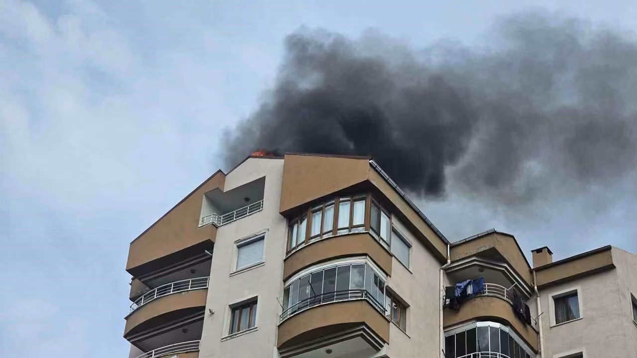 9 katlı binanın çatı katında yangın