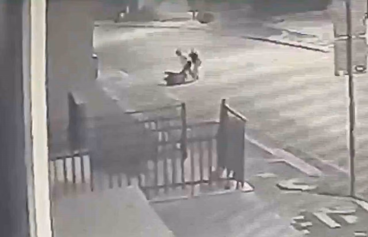 Aksaray’da bir kadın, 2 kadın tarafından yol ortasında böyle darp edildi