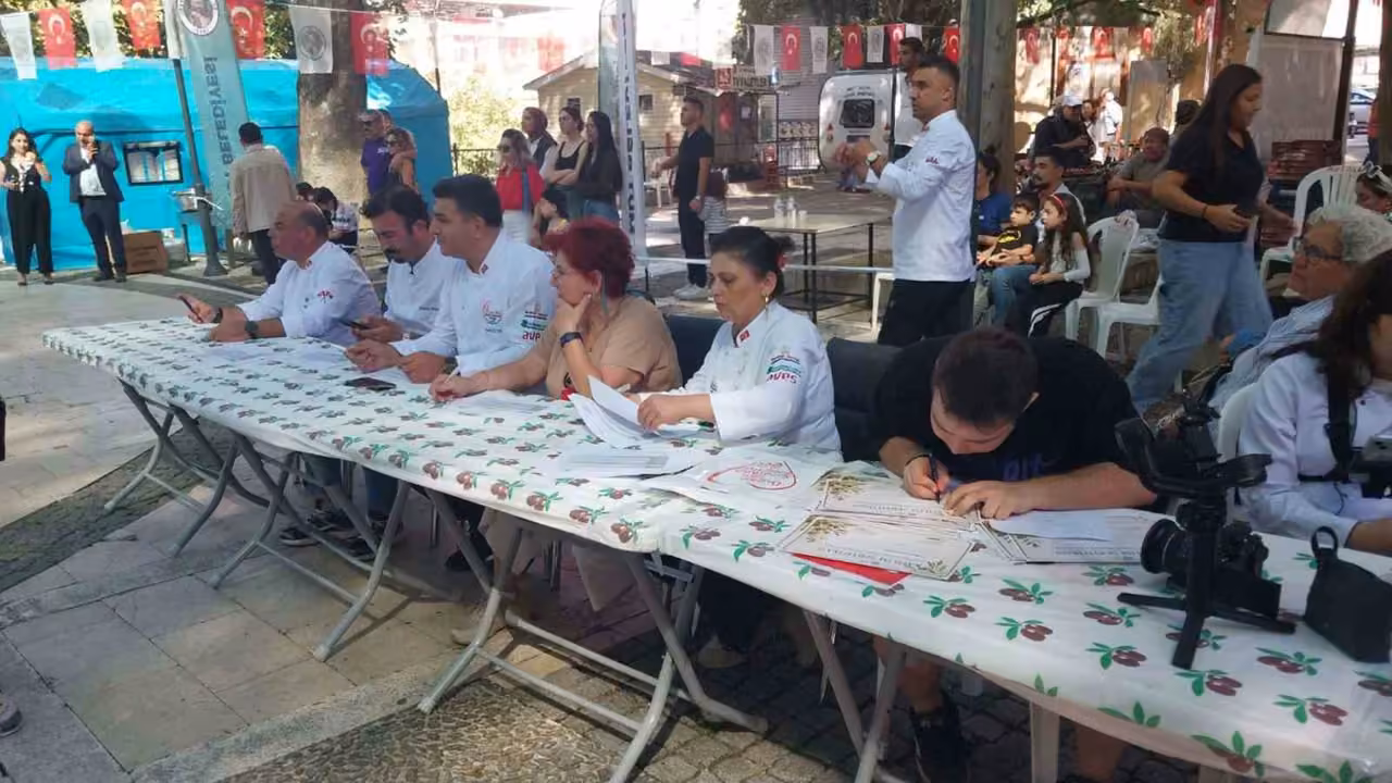 Festivalde en iyi zeytinyağlı yemek için yarıştılar