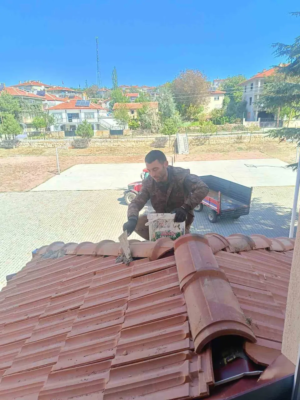 Okulun çatısının işçiliğini muhtar ücretsiz yaptı