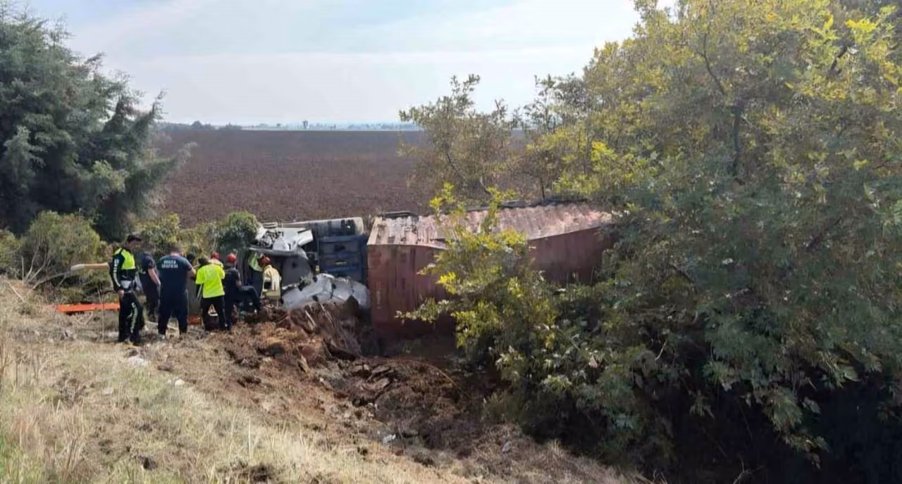 Bursa’da tır tarlaya uçtu: 1 yaralı