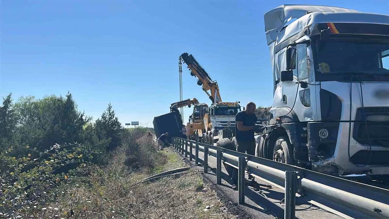 Mersin’de tır bariyerlere çarptı, konteyner devrildi