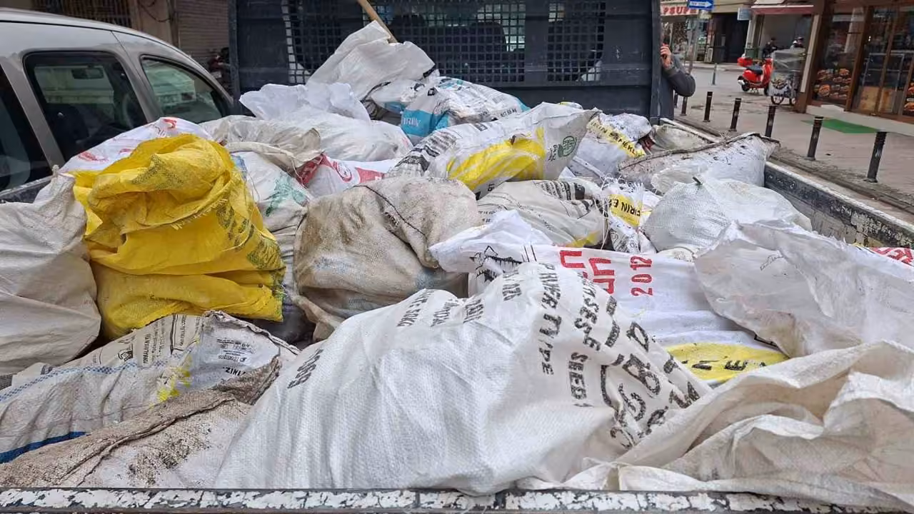 Şehzadeler’de moloz bırakanlara ceza uyarısı