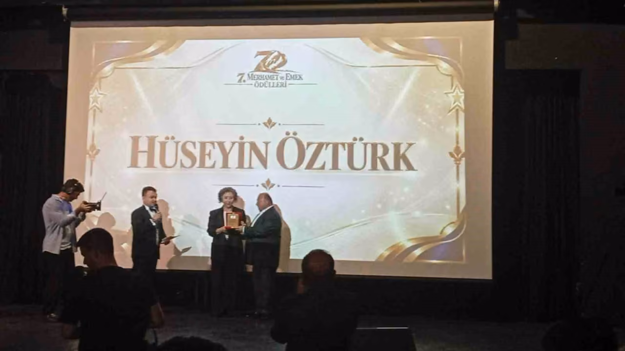 İlçe meydanında ayakkabı boyacılığı yapıyordu, merhametiyle ödül aldı