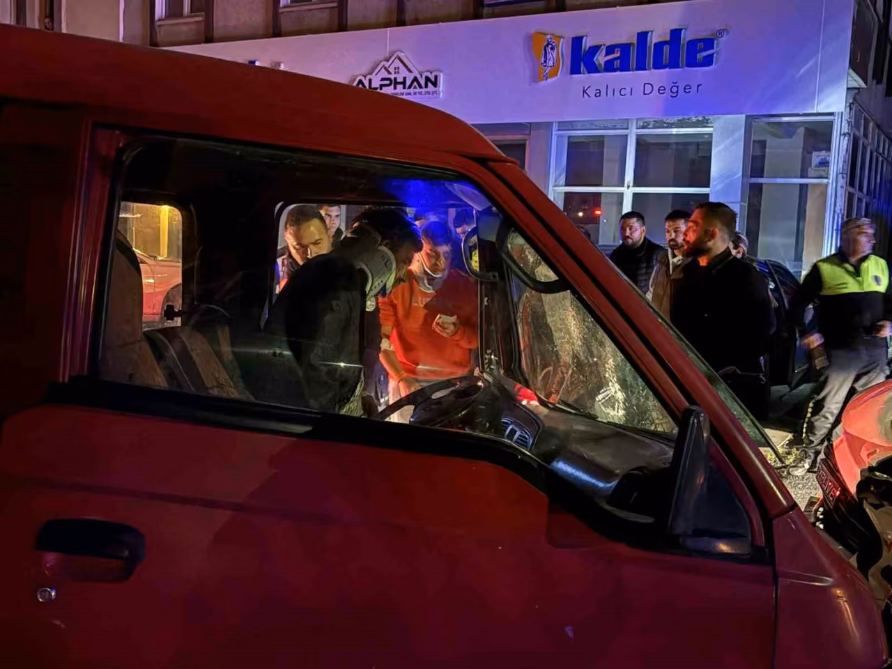 Pikapla kafa kafaya çarpışan kamyonet sürücüsü araçta sıkıştı: 2 yaralı