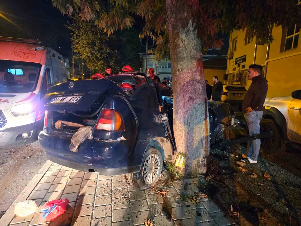 Adana’da ağaca çarpan otomobildeki çocuk öldü, sürücü ağır yaralandı