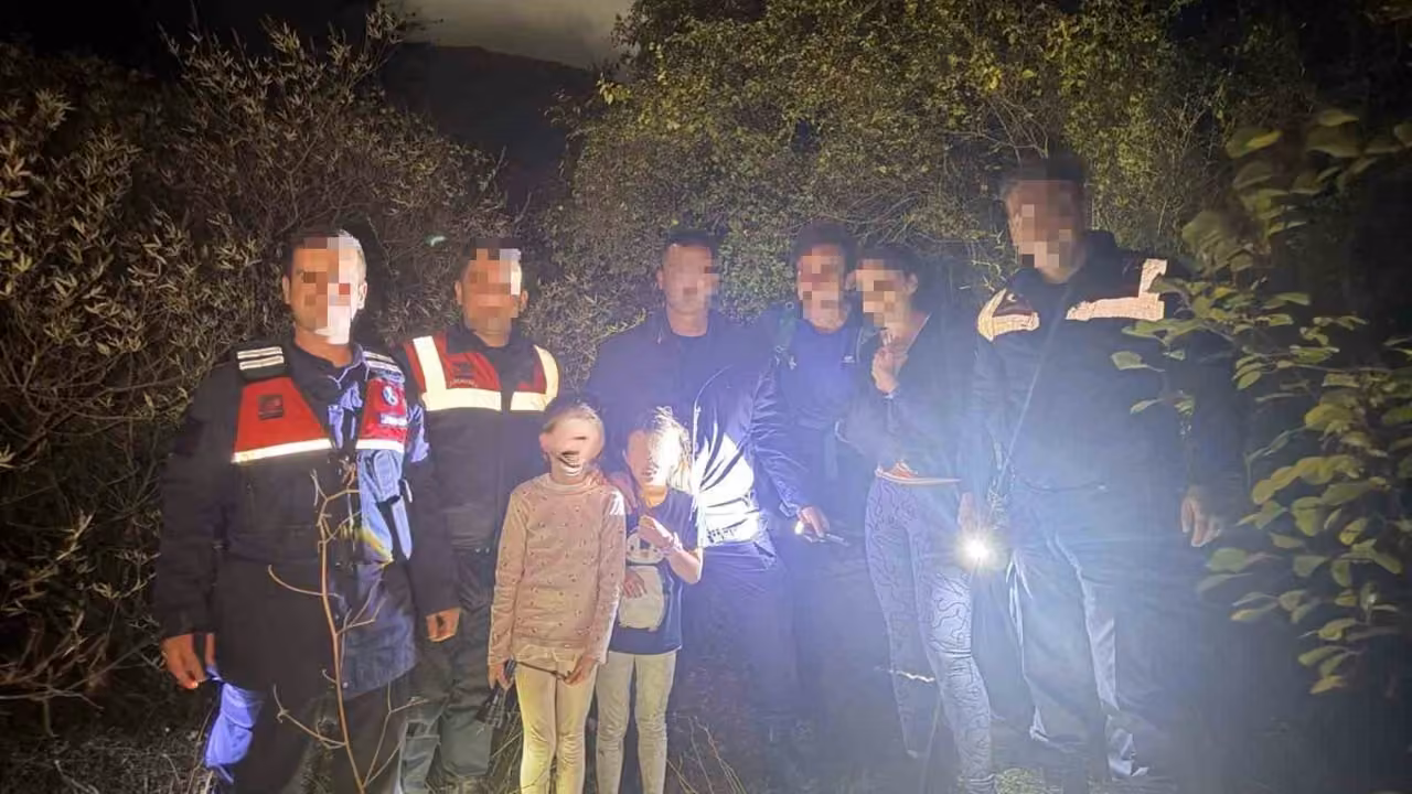 Kuşadası’nda kaybolan aileyi jandarma ekipleri kurtardı