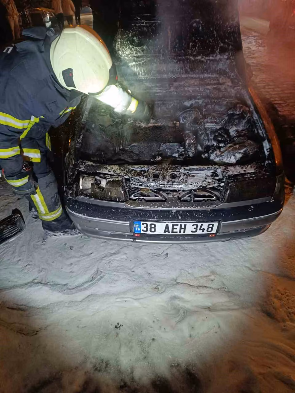 Kayseri’de park halindeki otomobil alev alev yandı