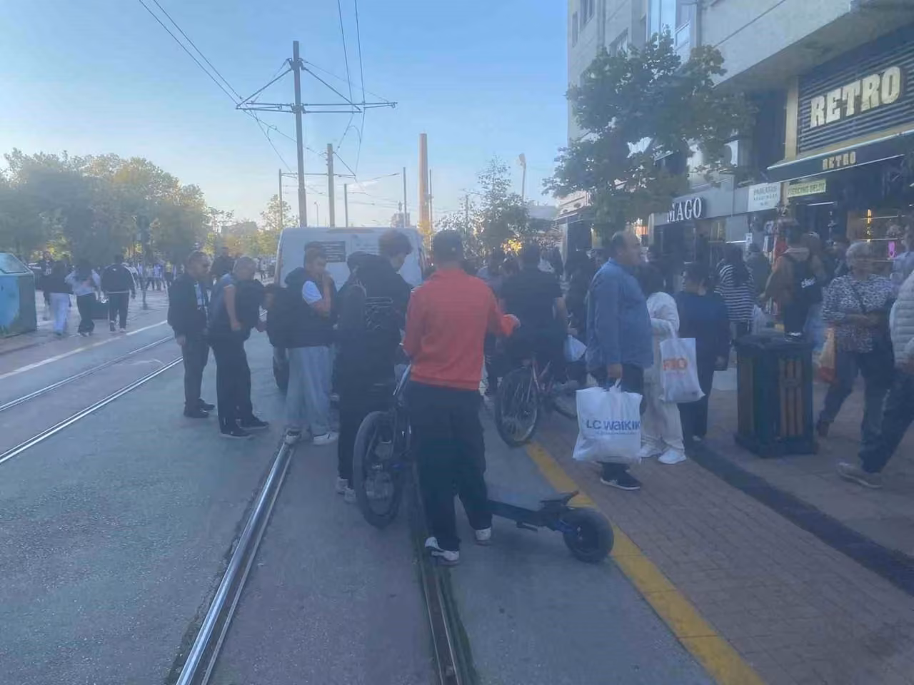 Eskişehir’de scooter ile araç çarpıştı: Çevredeki vatandaşlar yardıma koştu
