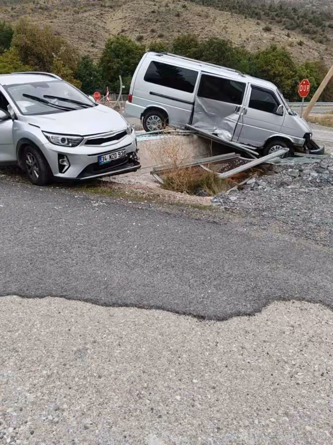 Gümüşhane’de minibüs ile otomobil çarpıştı: 4 yaralı
