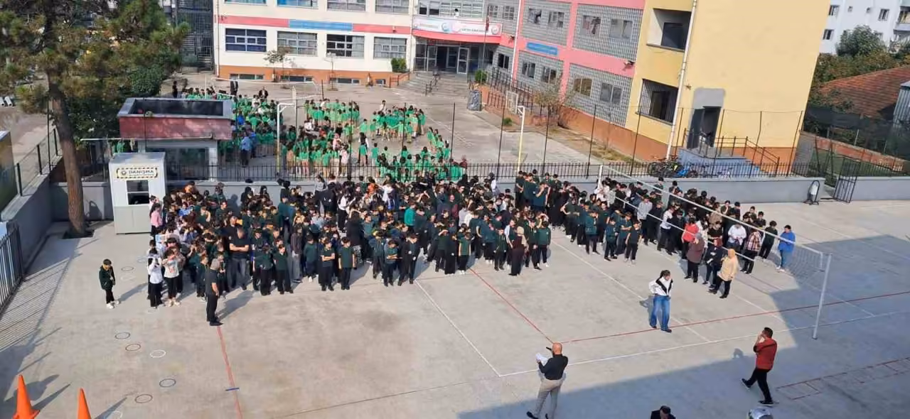 Düzce’de tüm okullarda eş zamanlı afet tatbikatı yapıldı